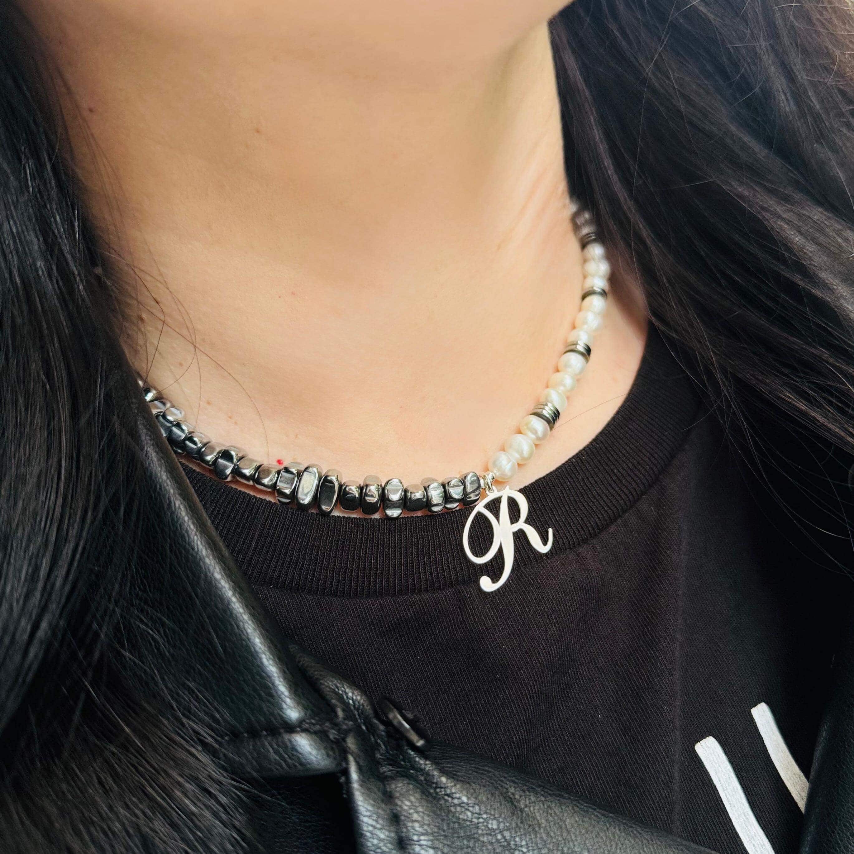 Colier perle si initiala Model Colier-perle-si-initiala-Model.