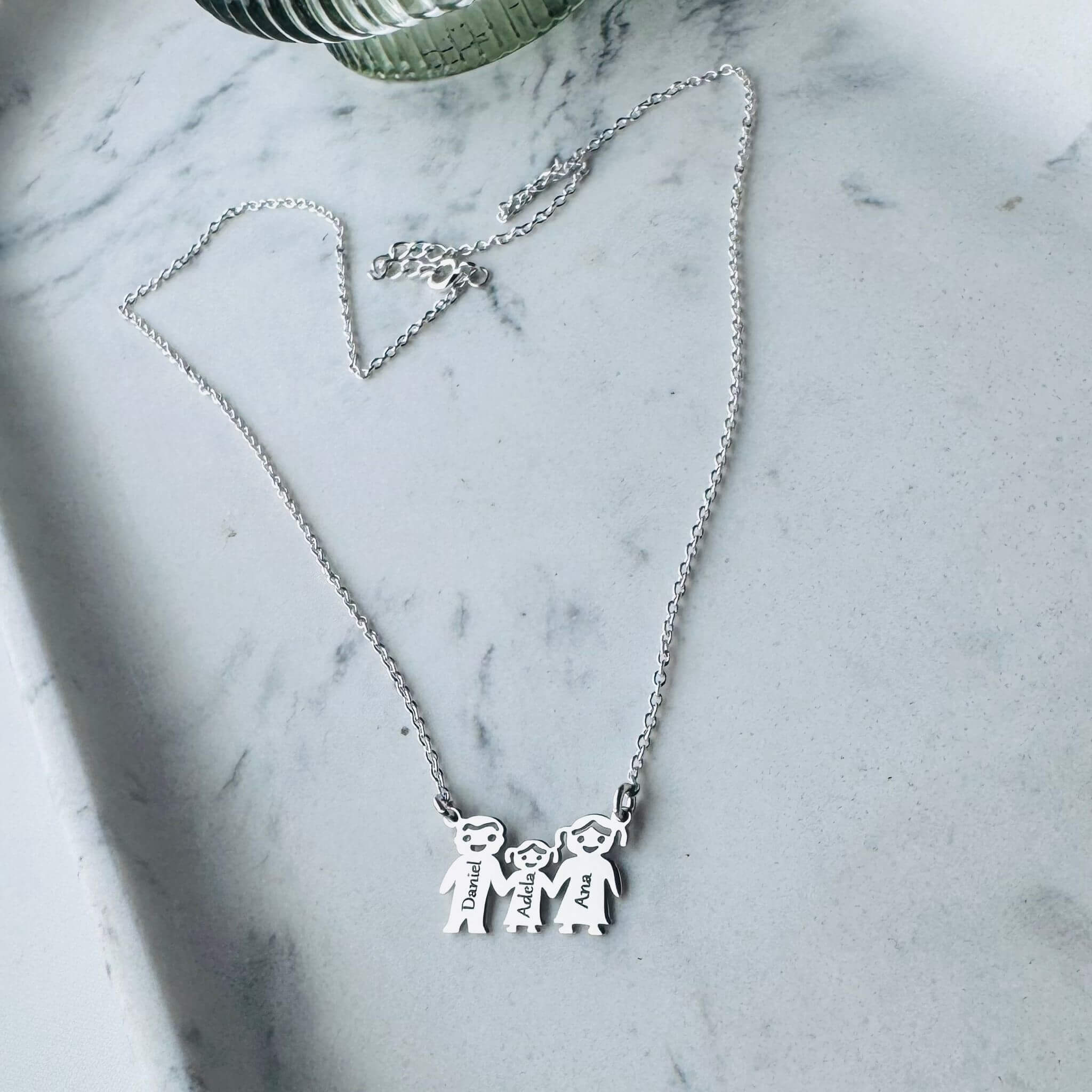 Colier-Emotie-de-Familie-–-3-Figurine-Decupate-si-Nume-Personalizate
