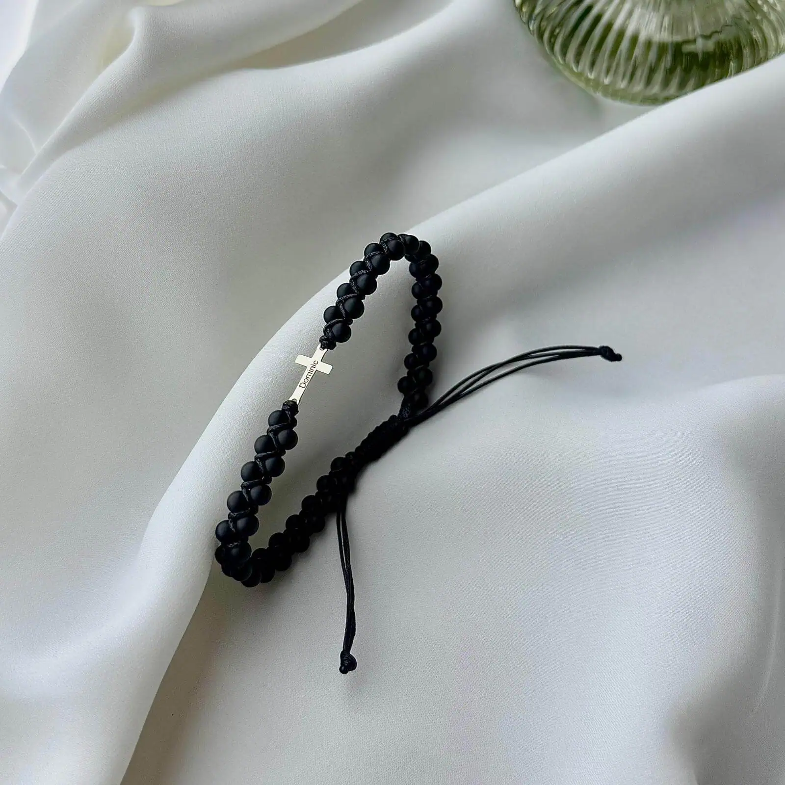 Bratara-cu-Onix-Natural-si-Cruce-din-Aur-14K-simbol-de-protectie-si-credinta.