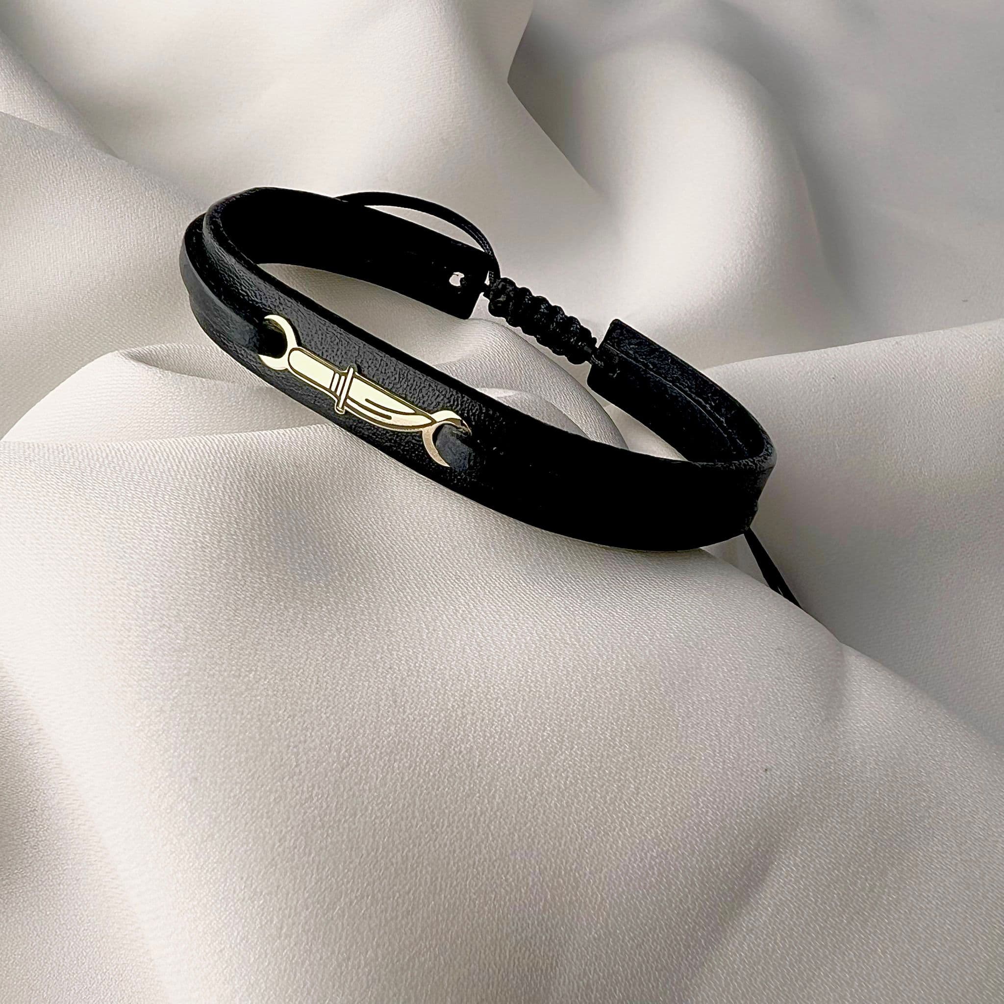 Bratara-din-piele-naturala-cu-pandantiv-cutit-din-aur-–-Eleganta-rebela-stil-unic