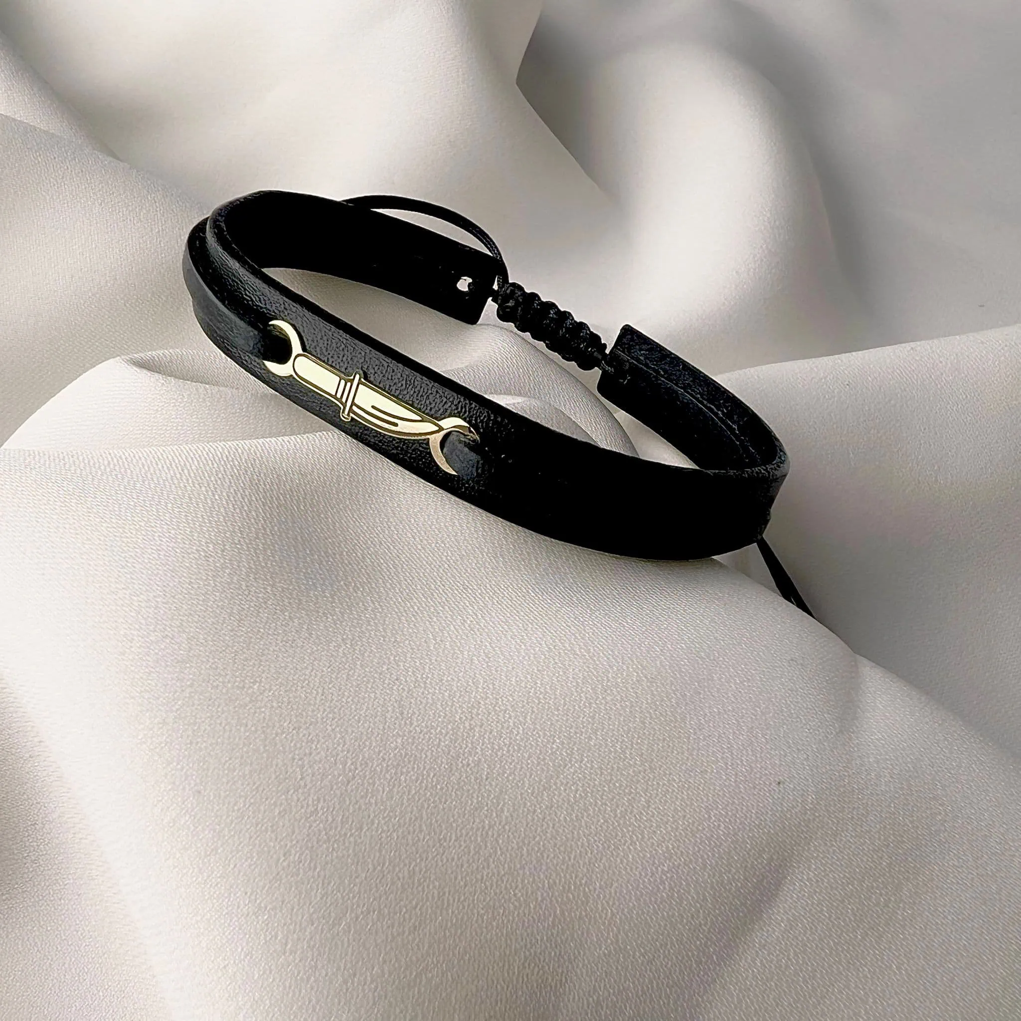 Bratara-din-piele-naturala-cu-pandantiv-cutit-din-aur-–-Eleganta-rebela-stil-unic