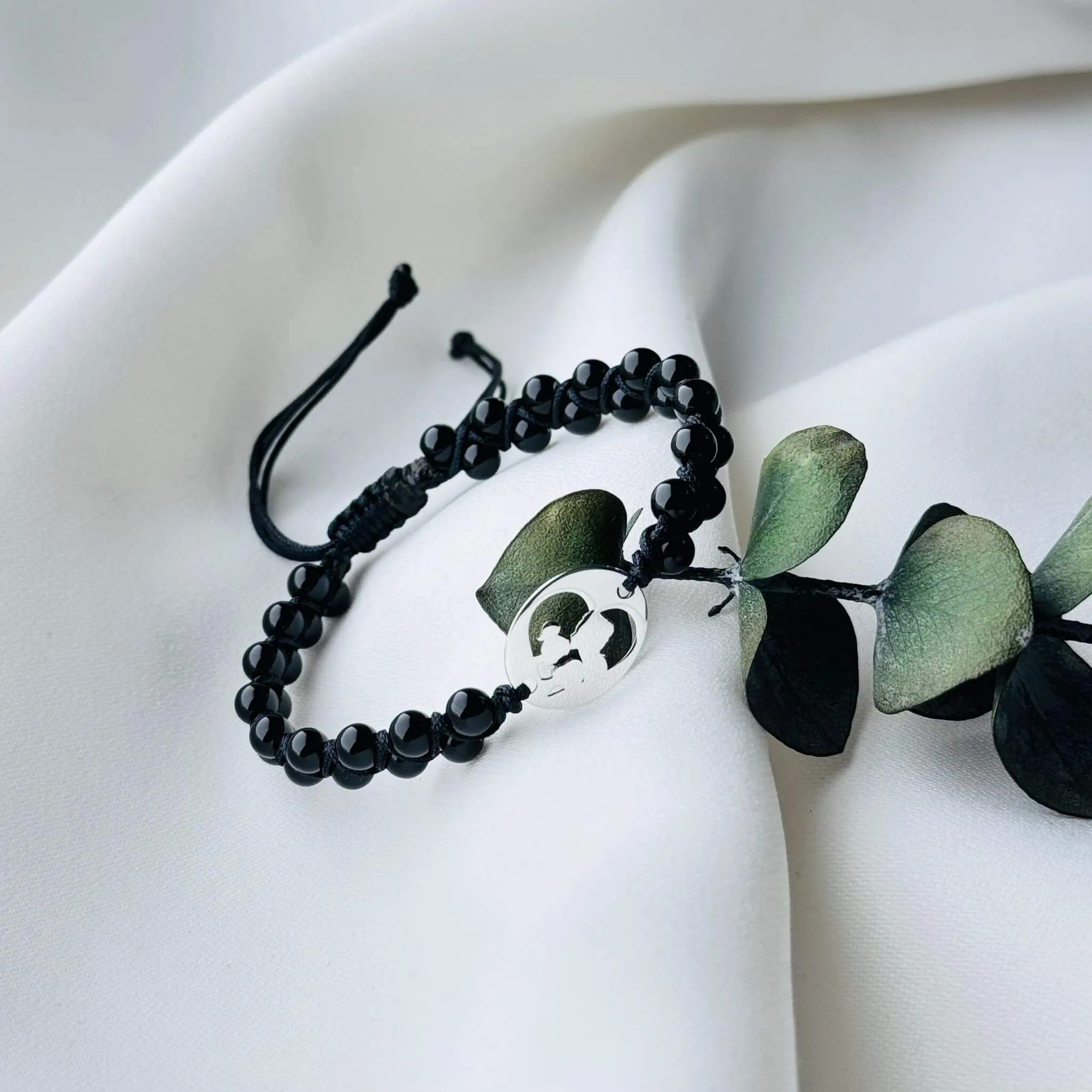 n-bratele-mamei-–-Bijuterie-simbolica-cu-onix-1.