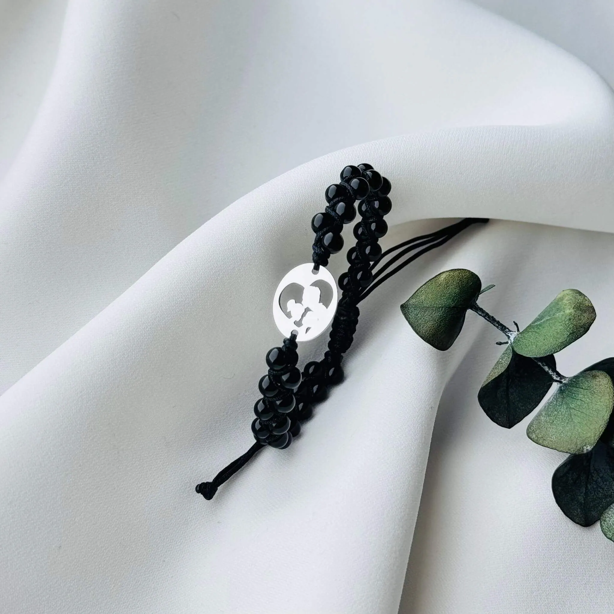 In-bratele-mamei-–-Bijuterie-simbolica-cu-onix