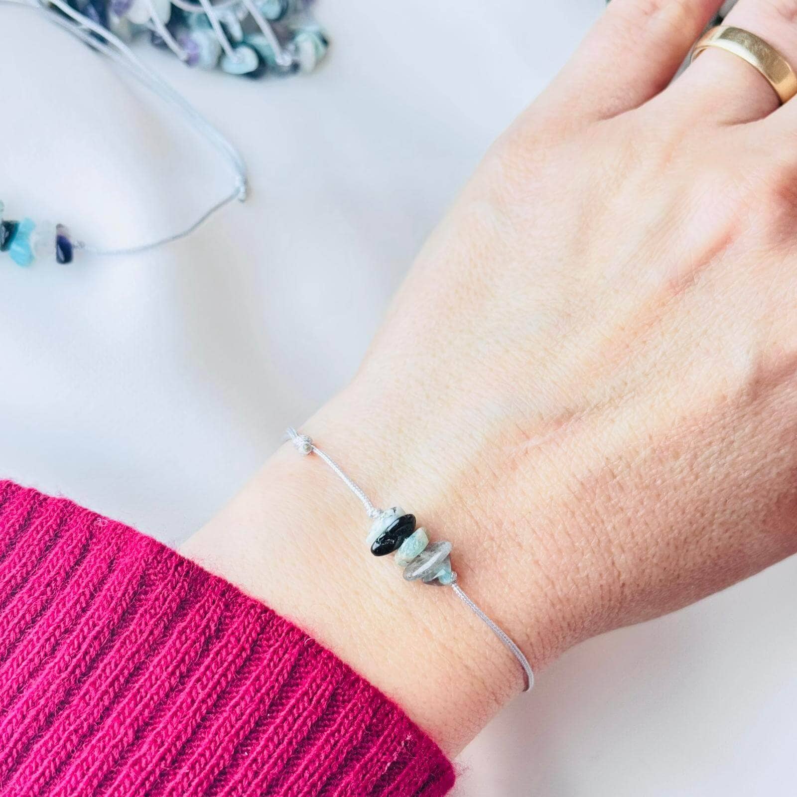 Bratara-cu-Snur-si-Pietre-Naturale-–-Noi-Inceputuri-Transformare-1