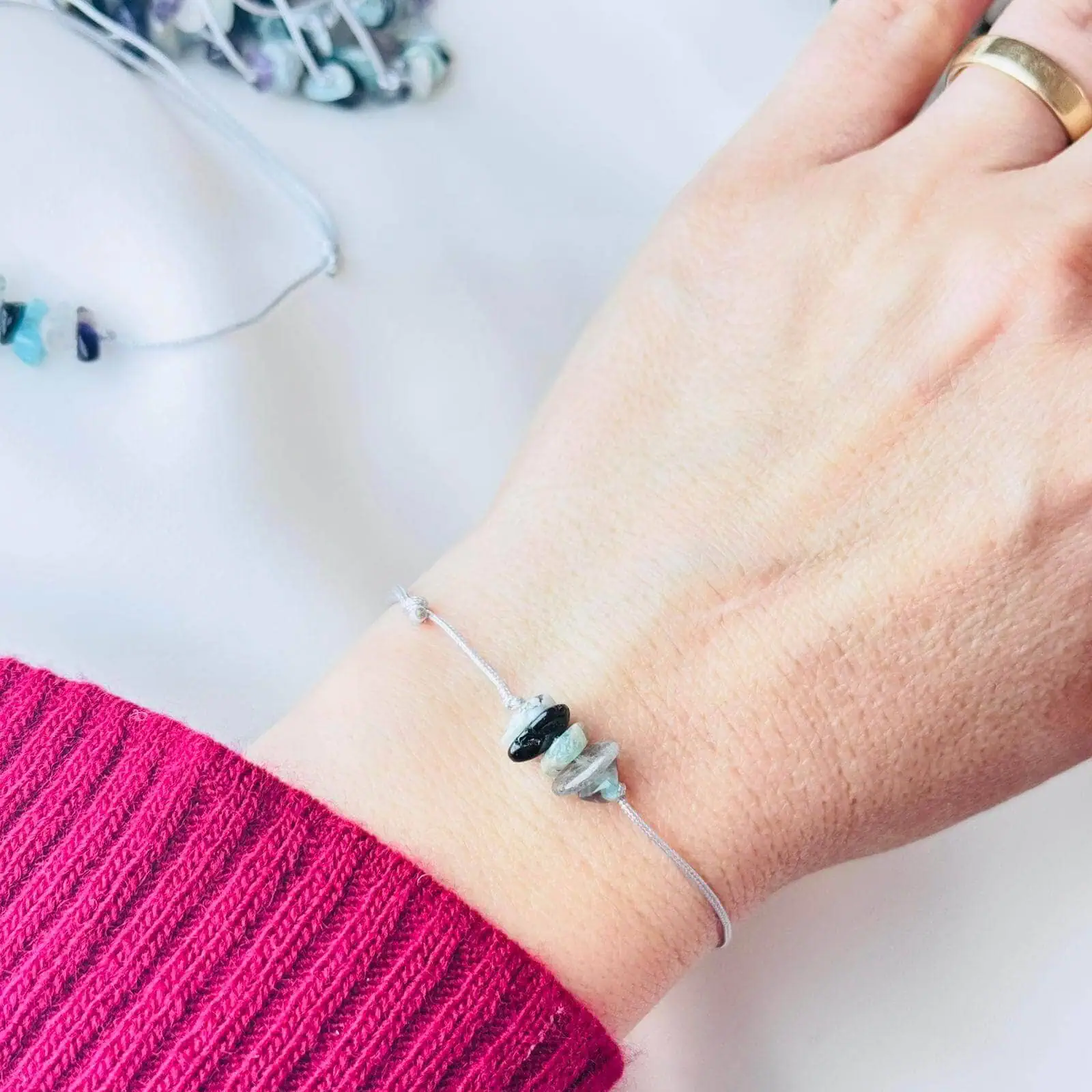 Bratara-cu-Snur-si-Pietre-Naturale-–-Noi-Inceputuri-Transformare-1