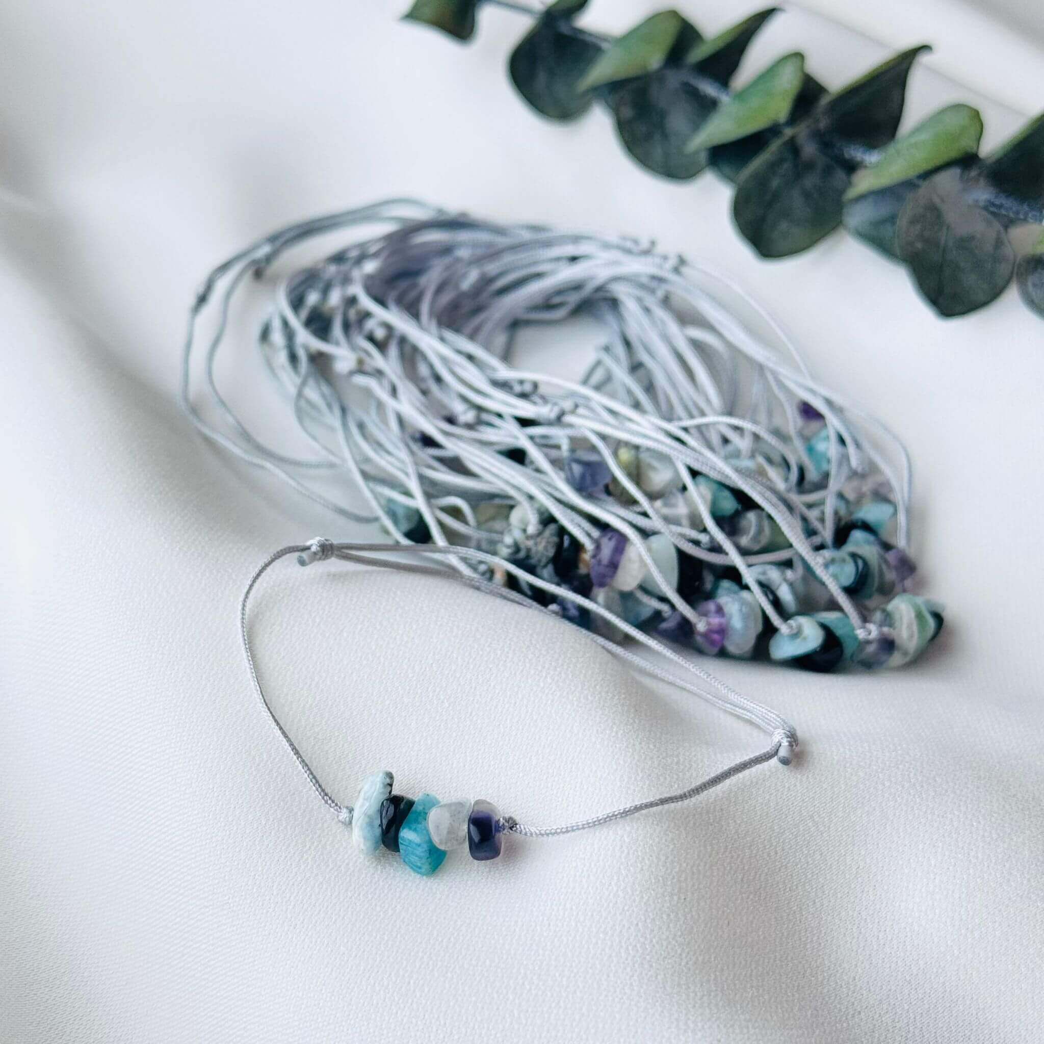 Bratara-cu-Snur-si-Pietre-Naturale-–-Noi-Inceputuri-Transformare