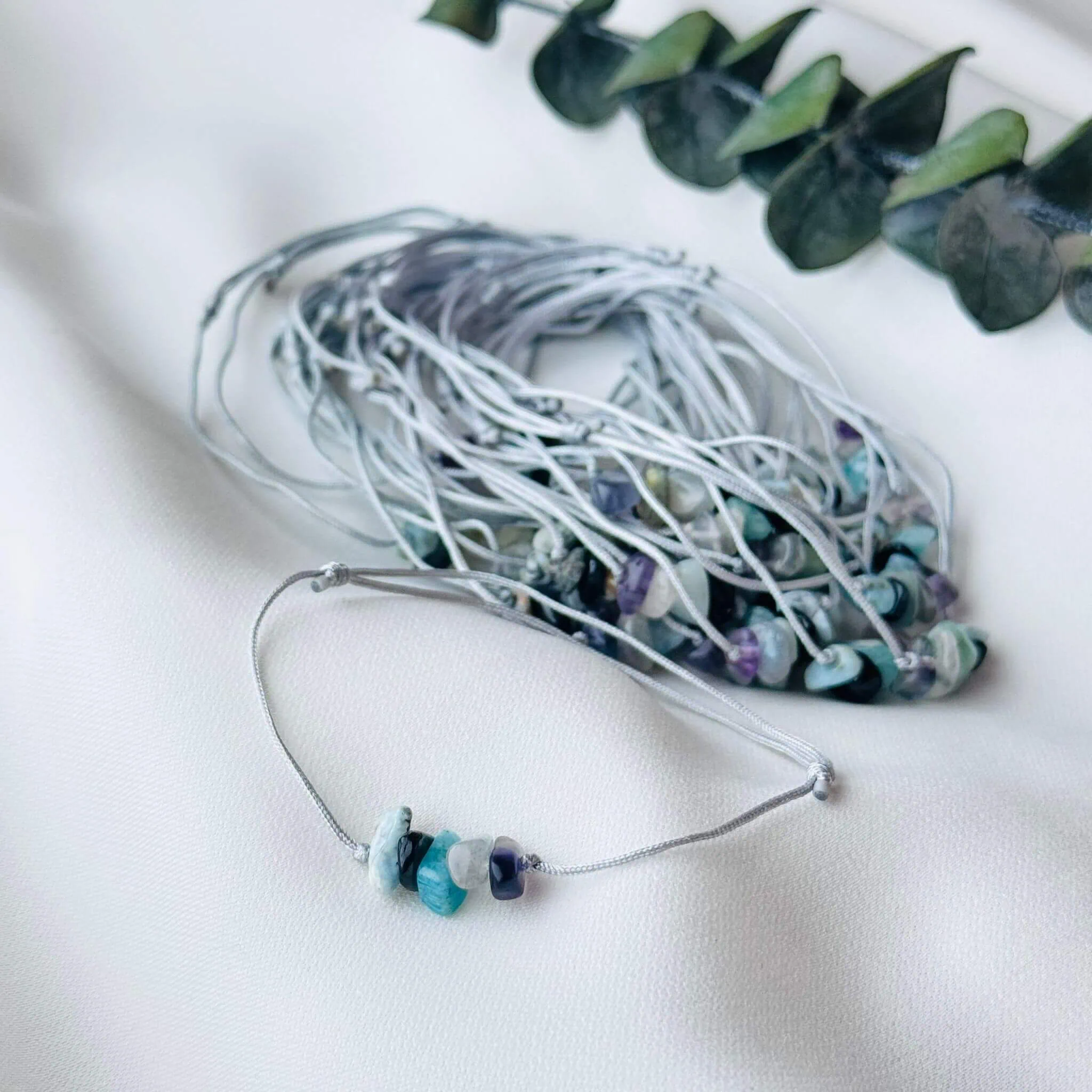 Bratara-cu-Snur-si-Pietre-Naturale-–-Noi-Inceputuri-Transformare