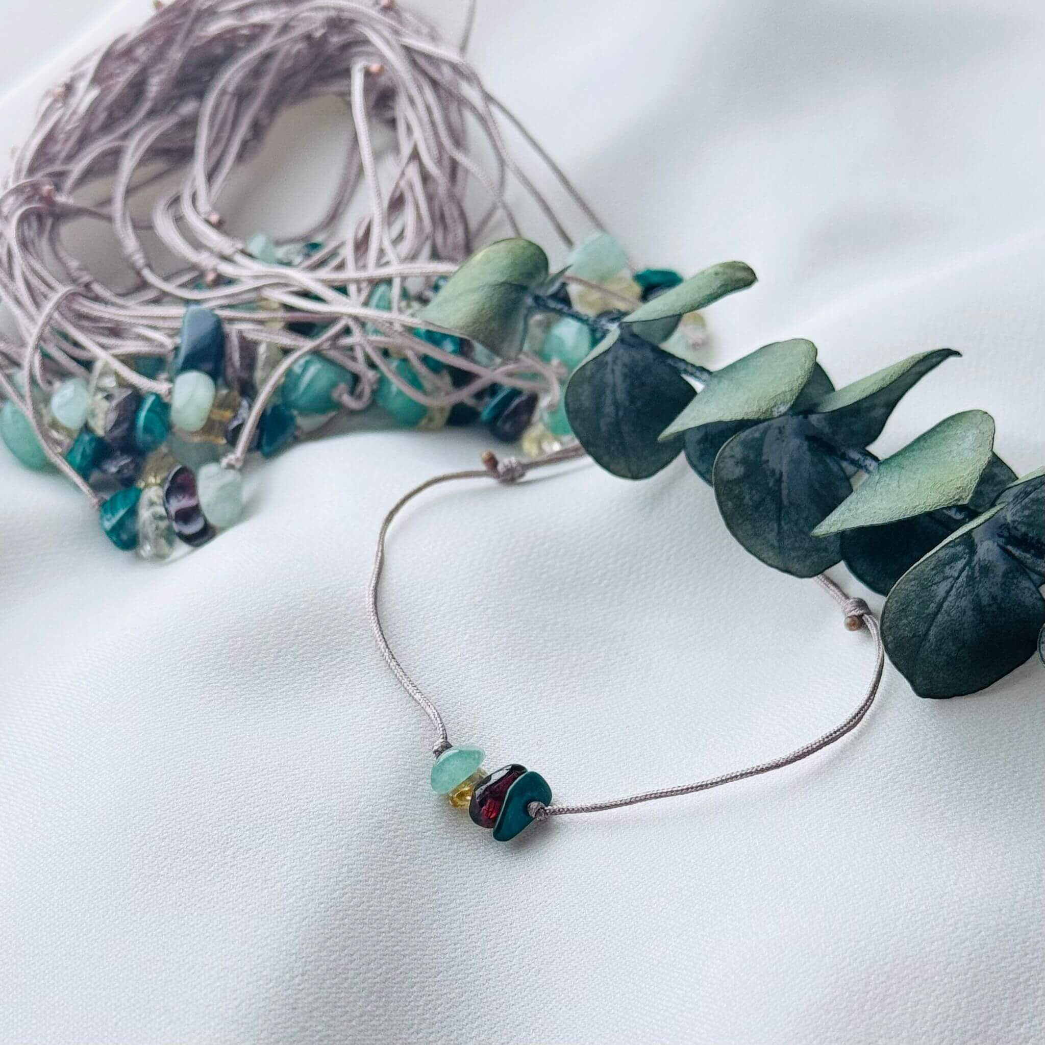 Bratara-cu-Snur-si-Pietre-Naturale-–-Succes-Noroc-si-Prosperitate-1