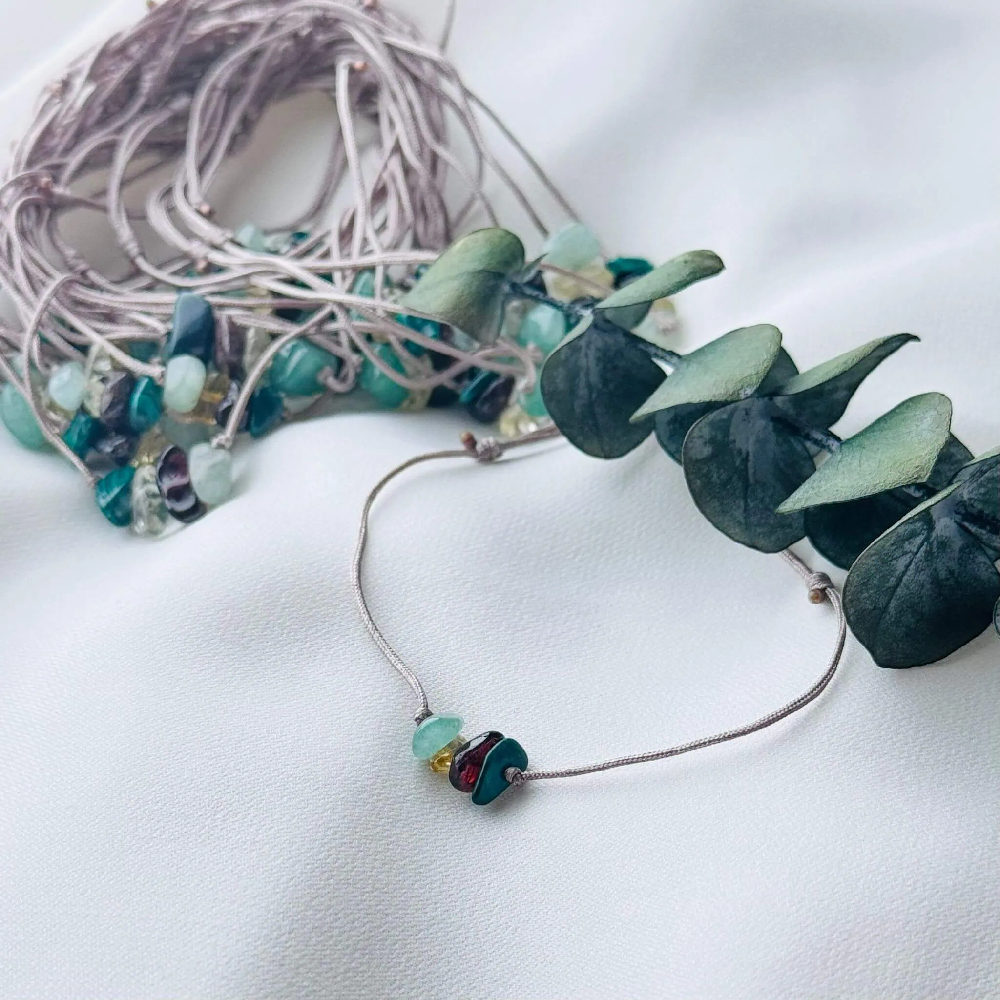 Bratara-cu-Snur-si-Pietre-Naturale-–-Succes-Noroc-si-Prosperitate-1