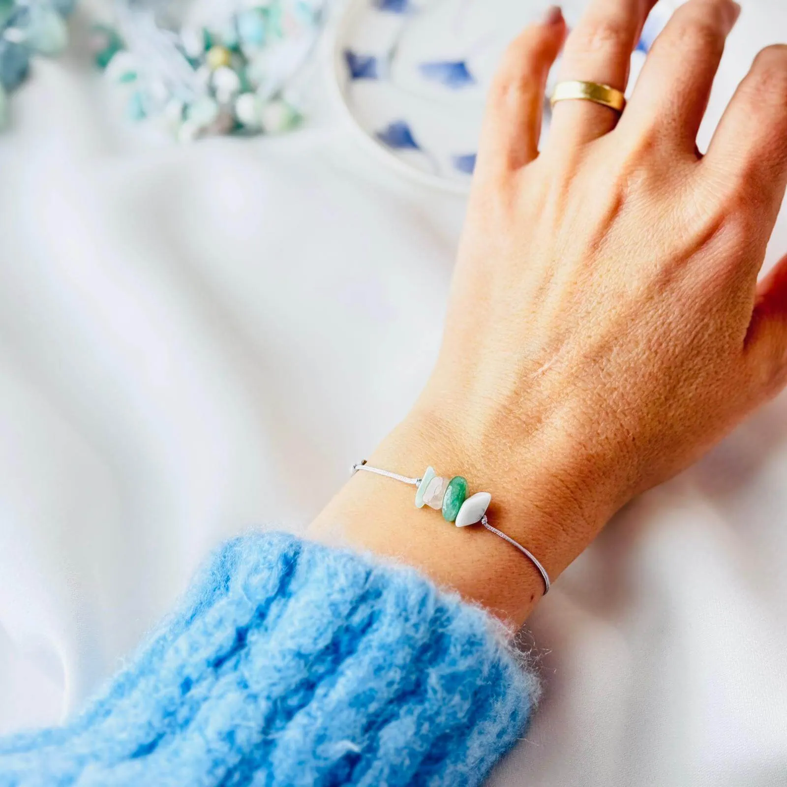 Bratara-cu-snur-si-pietre-naturale-–-Amazonit-Cuart-Roz-Aventurin-Verde-Howlit-–-Speranta-si-Iubire