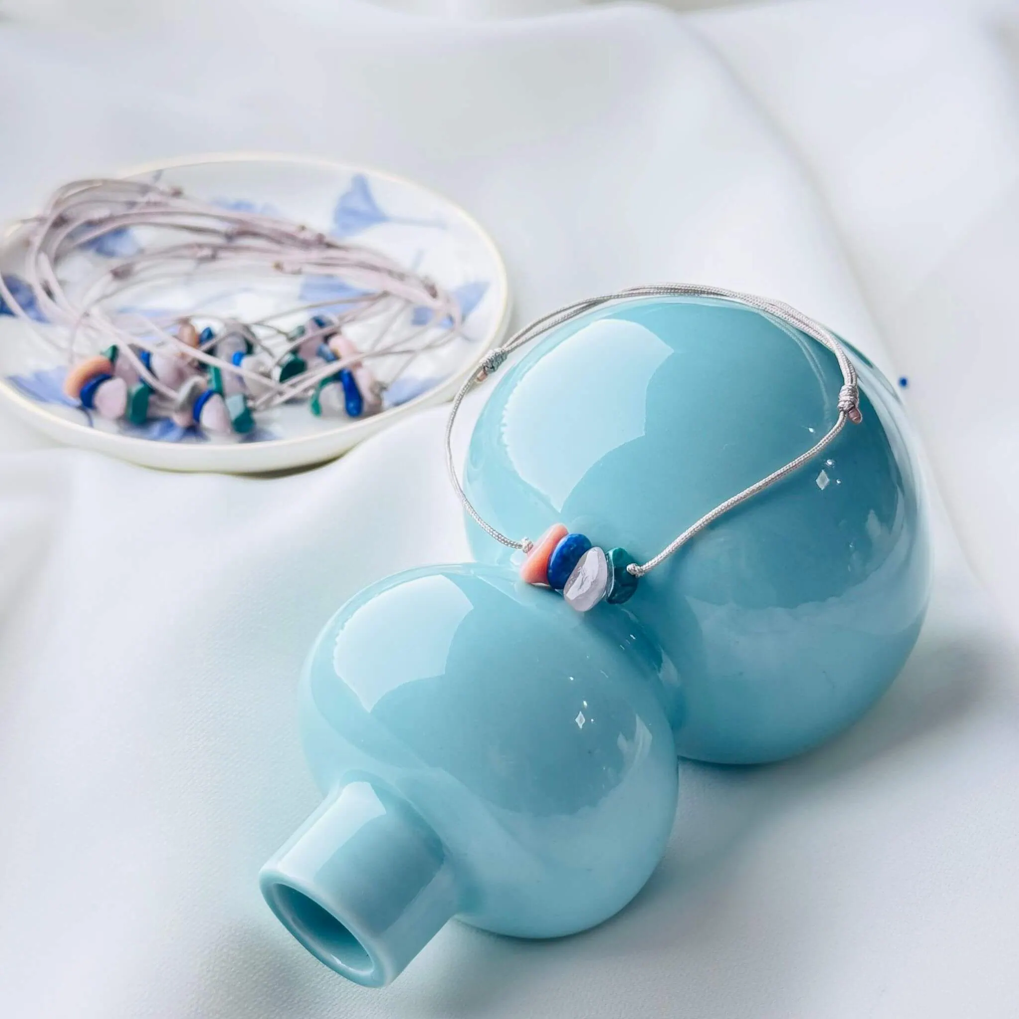 Bratara-cu-snur-si-pietre-naturale-–-Opal-Roz-Lapis-Lazuli-Cuart-Roz-Malachit-–-Simbolul-Prieteniei.