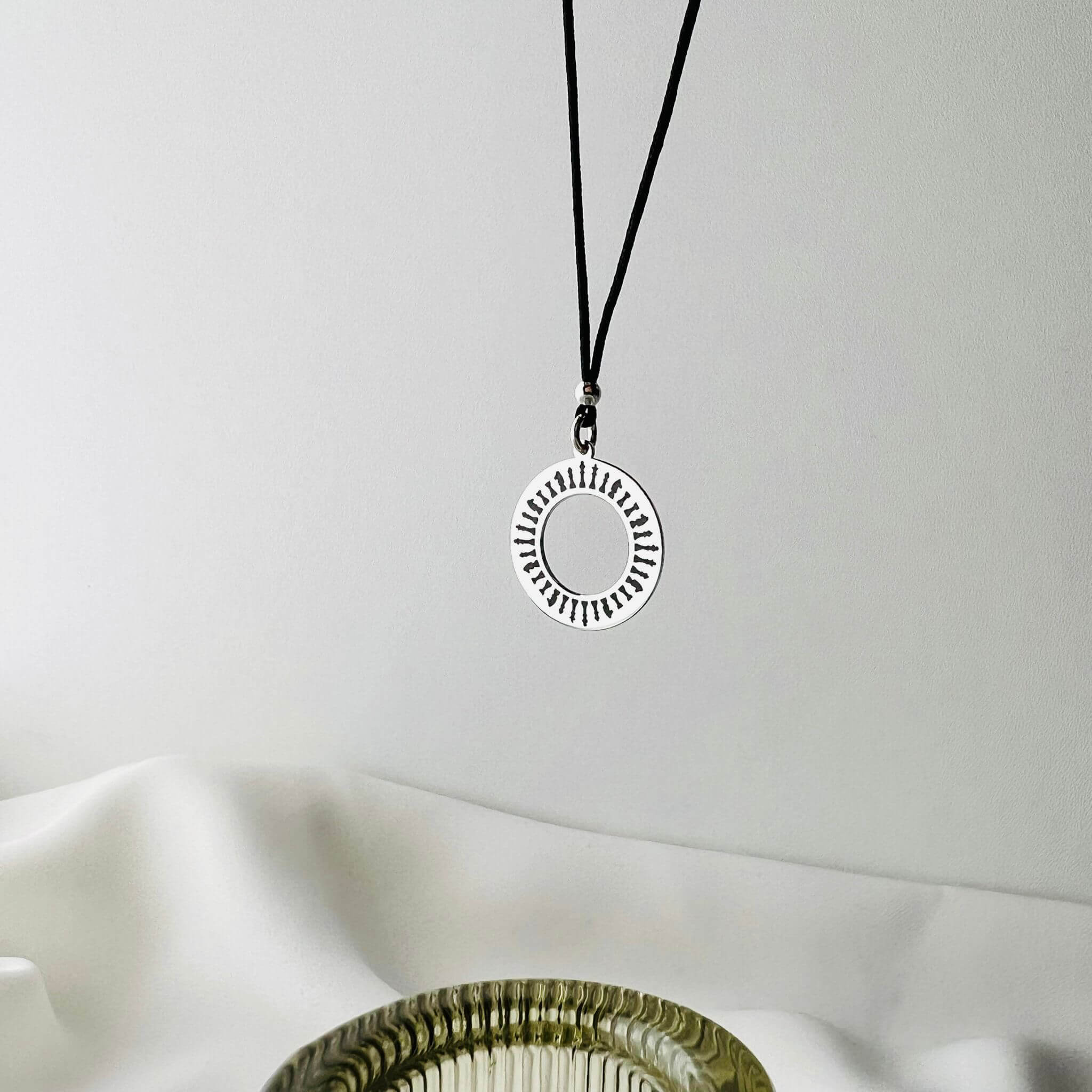 Colier cu șnur și disc din argint personalizat cu piese de șah