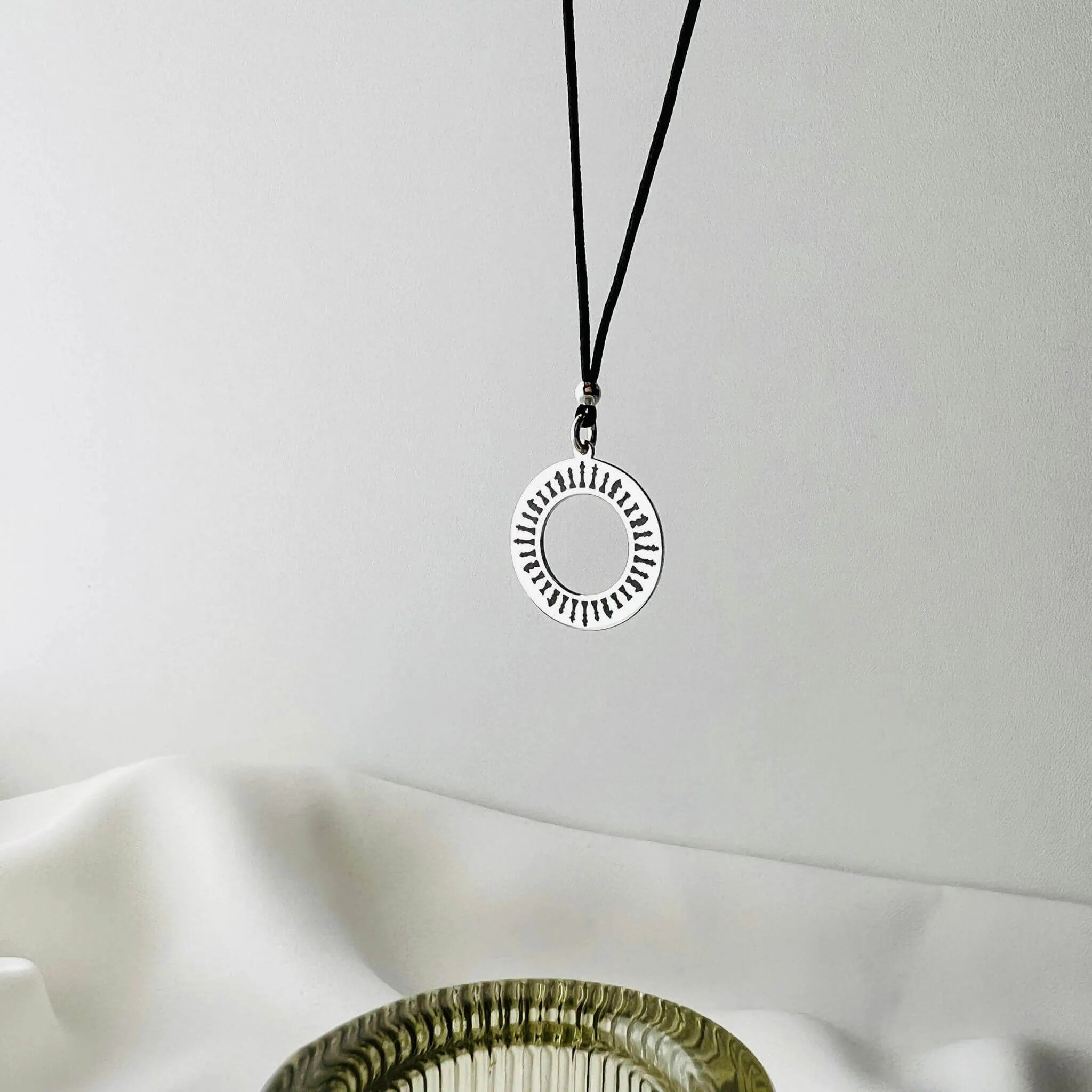 Colier cu șnur și disc din argint personalizat cu piese de șah