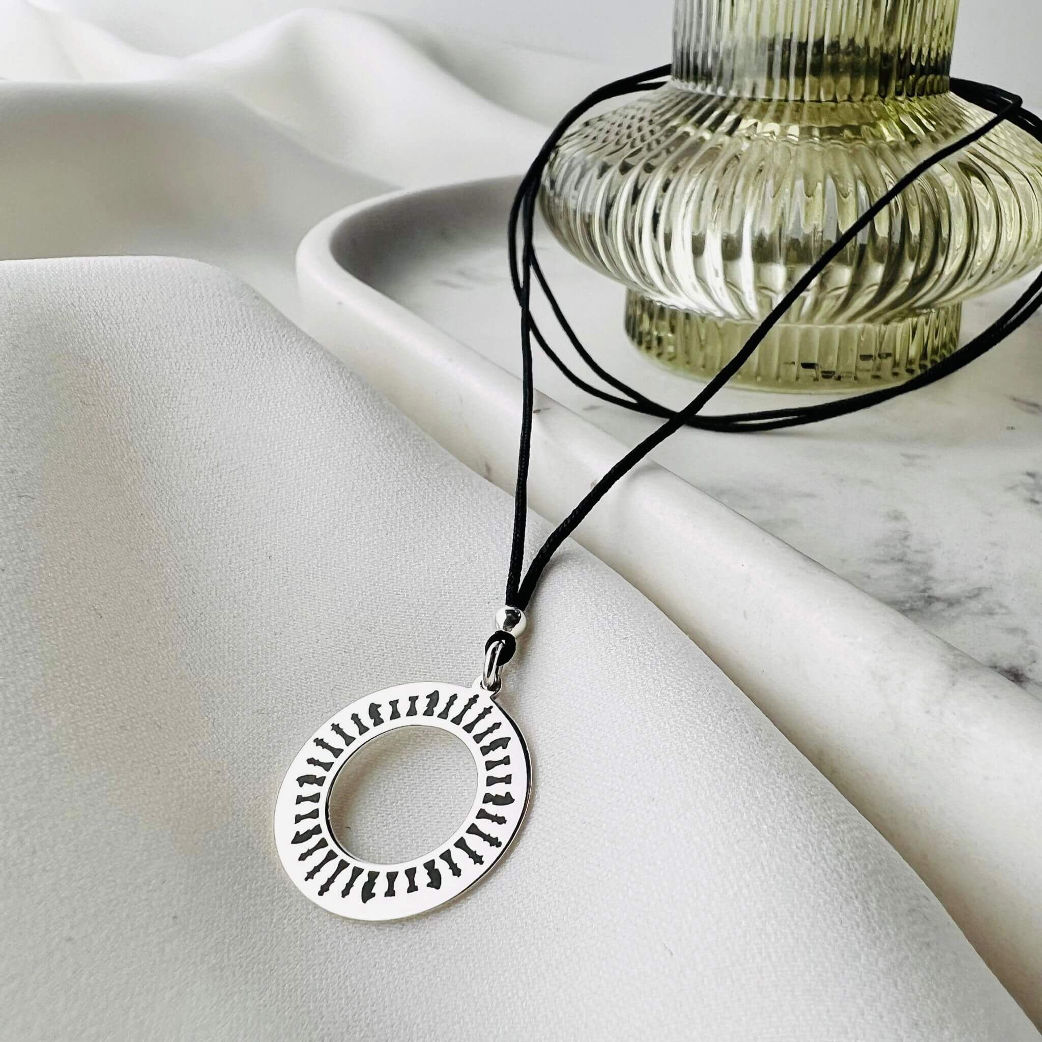 Colier-cu-snur-si-disc-din-argint-personalizat-cu-piese-de-sah.-Copie