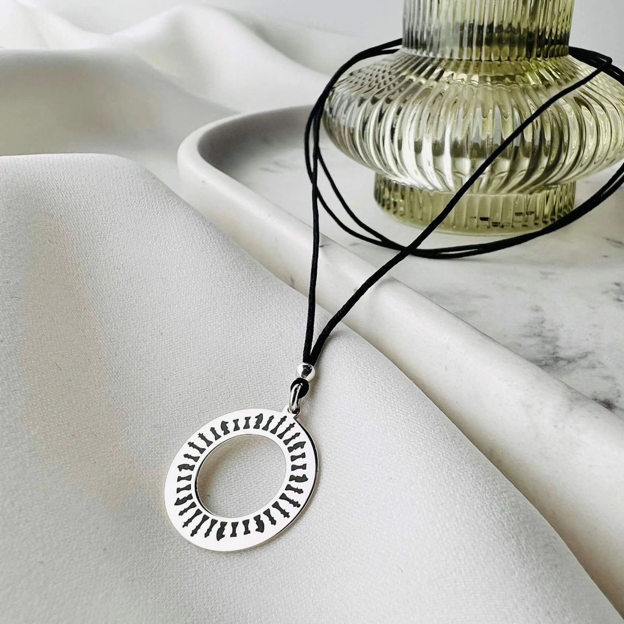 Colier-cu-snur-si-disc-din-argint-personalizat-cu-piese-de-sah.-Copie