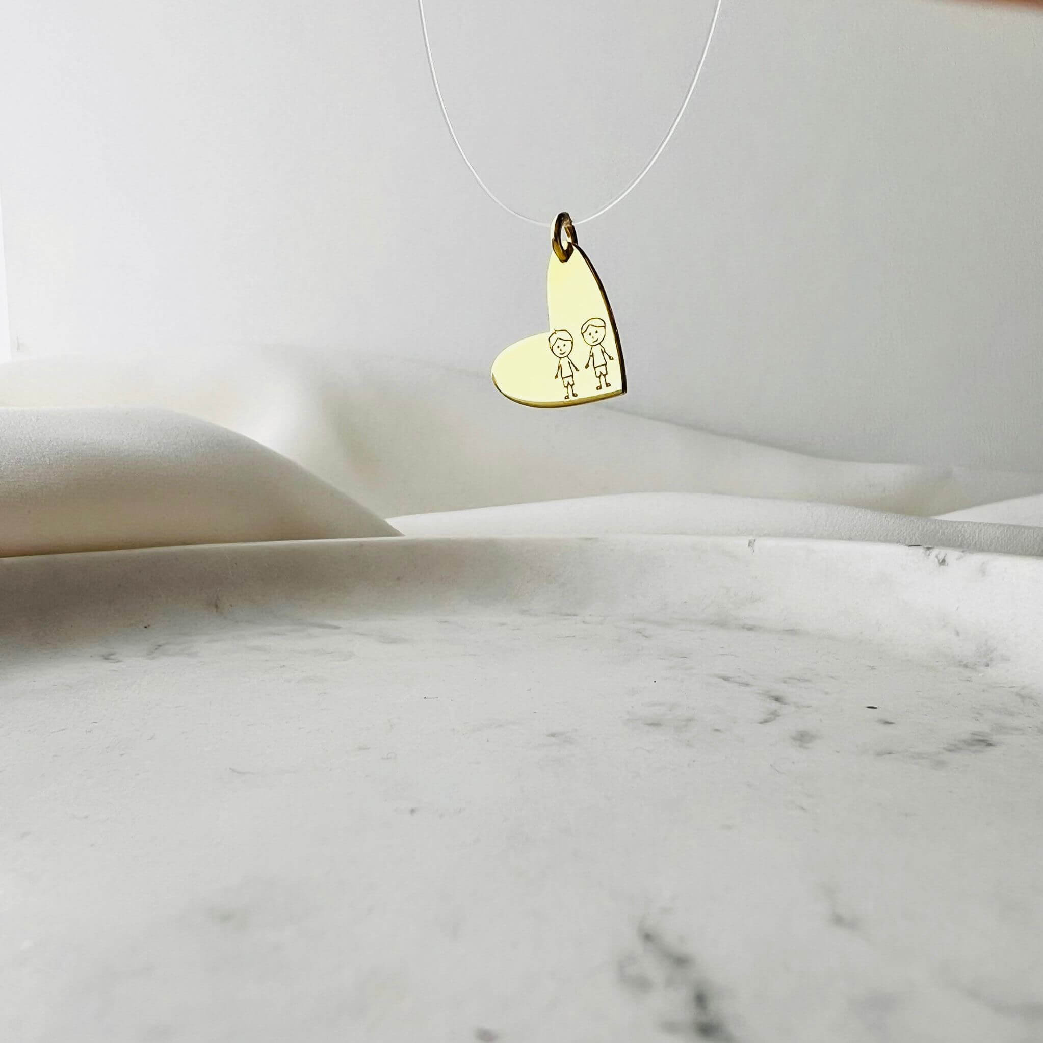 Colier-invizibil-cu-inima-–-bijuterie-delicata-pe-fir-transparent