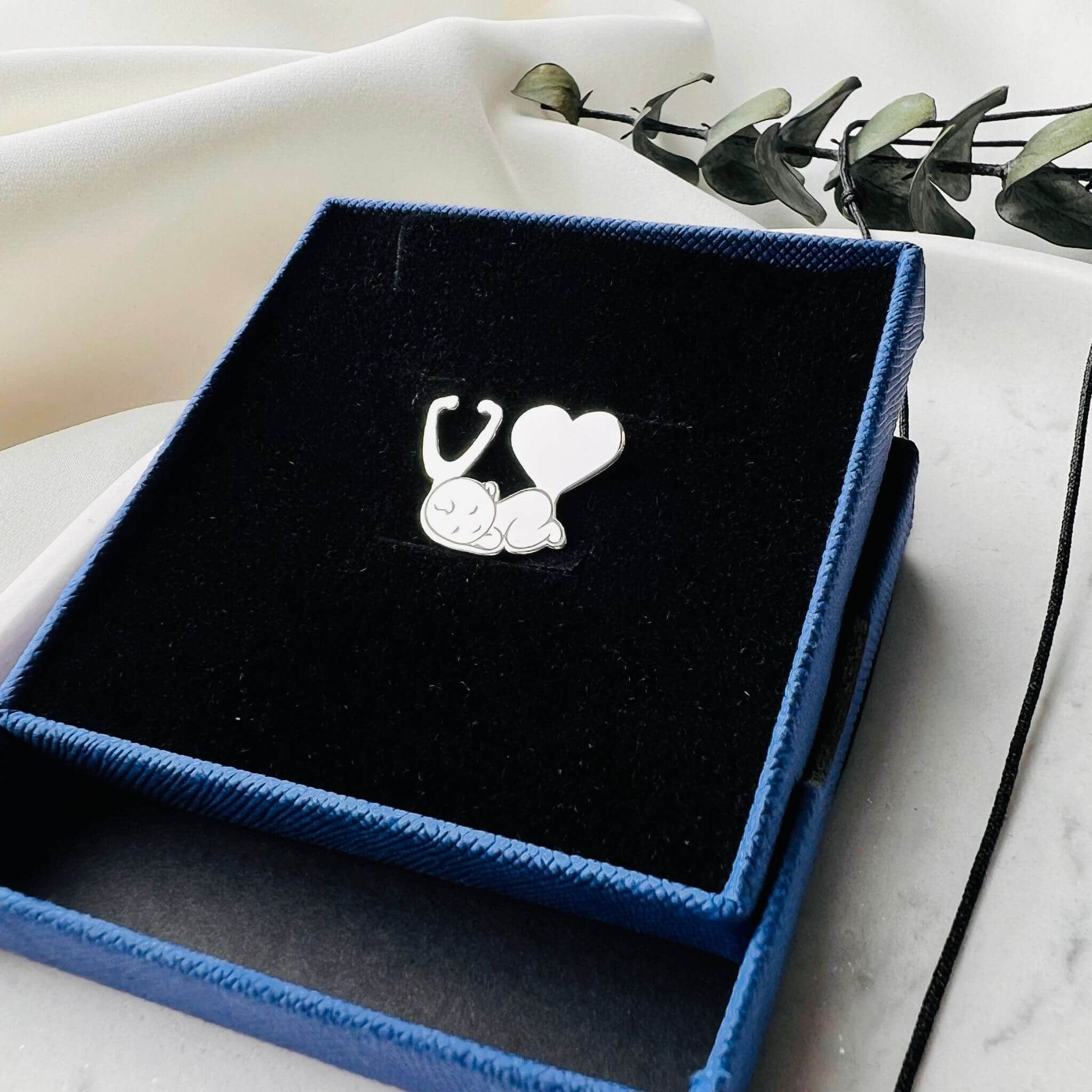 Pin-stetoscop-pentru-medici-asistente-–-Argint-1