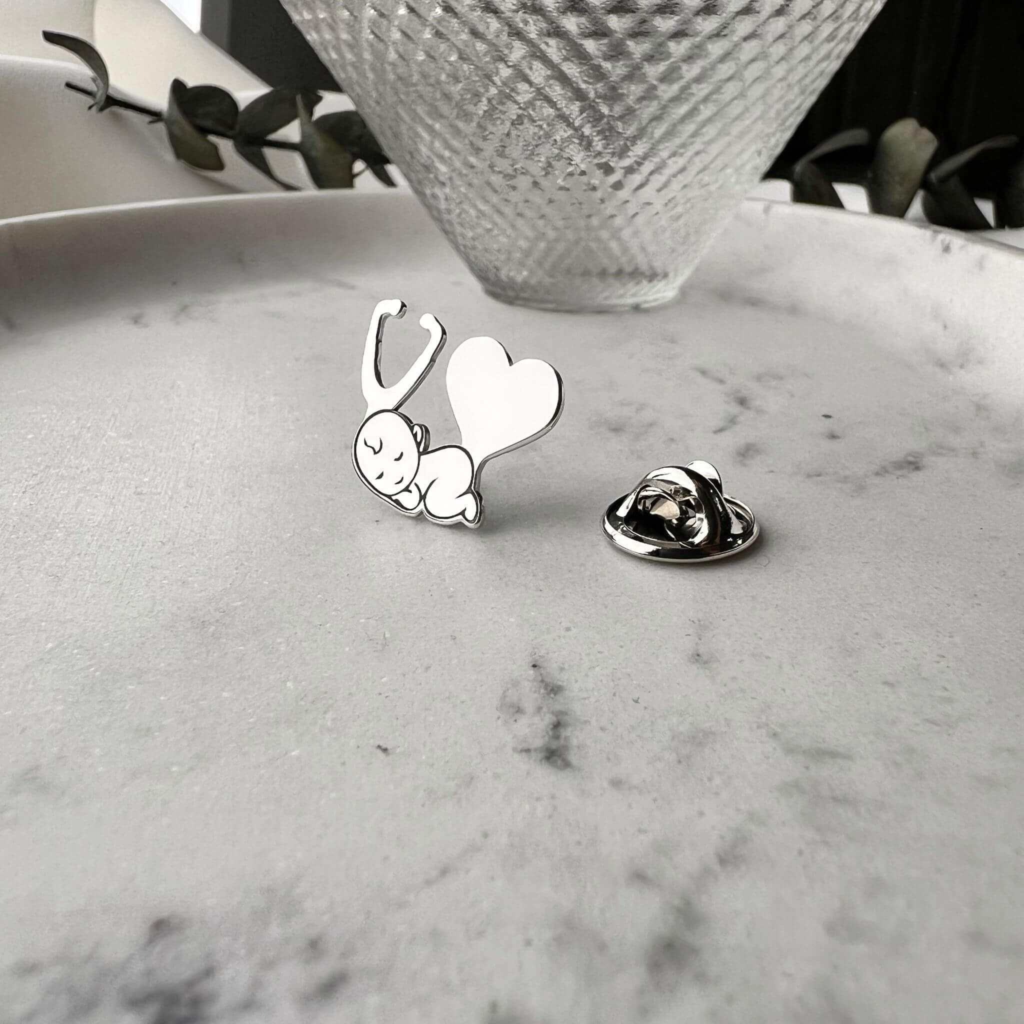 Pin-stetoscop-pentru-medici-asistente-–-Argint.