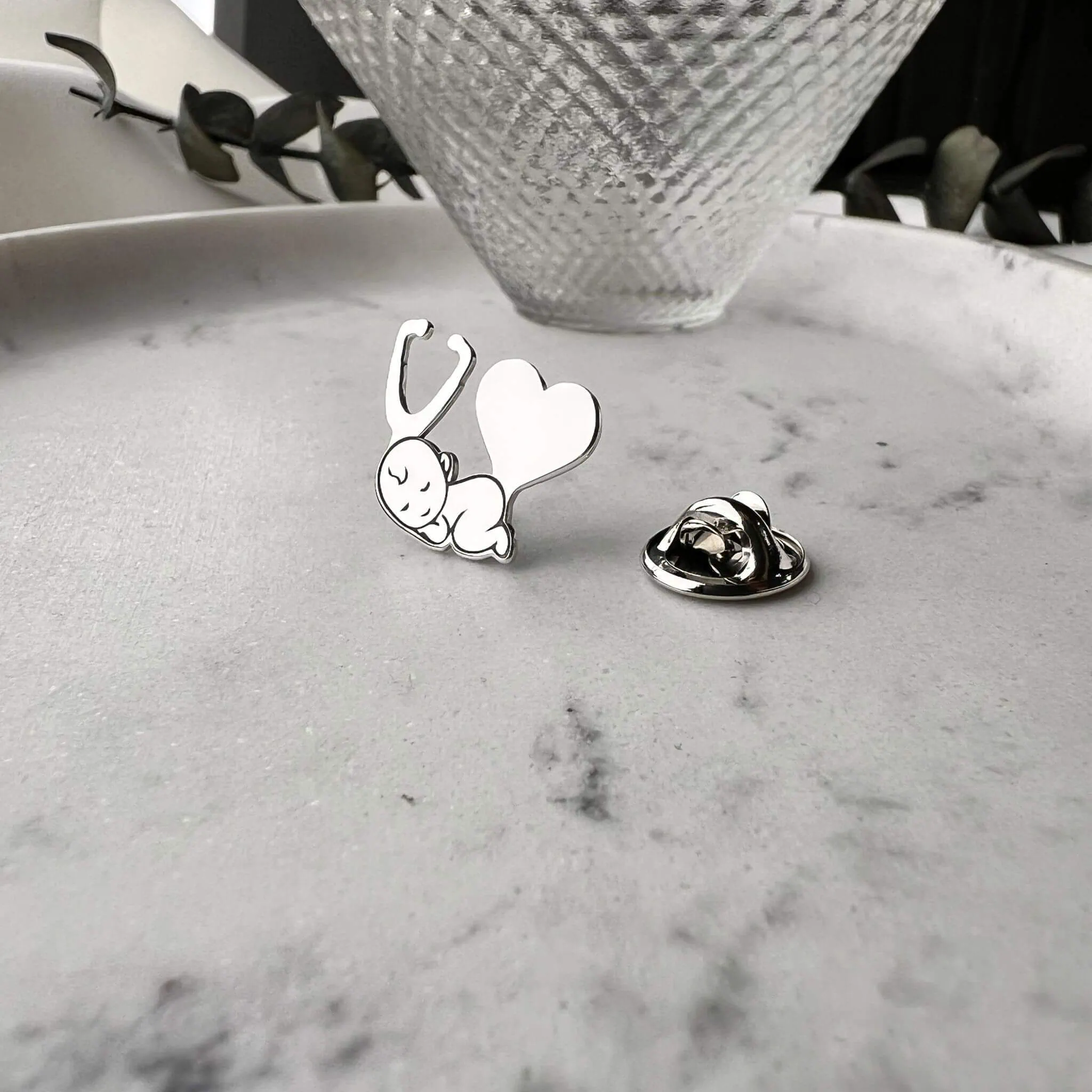 Pin-stetoscop-pentru-medici-asistente-–-Argint.