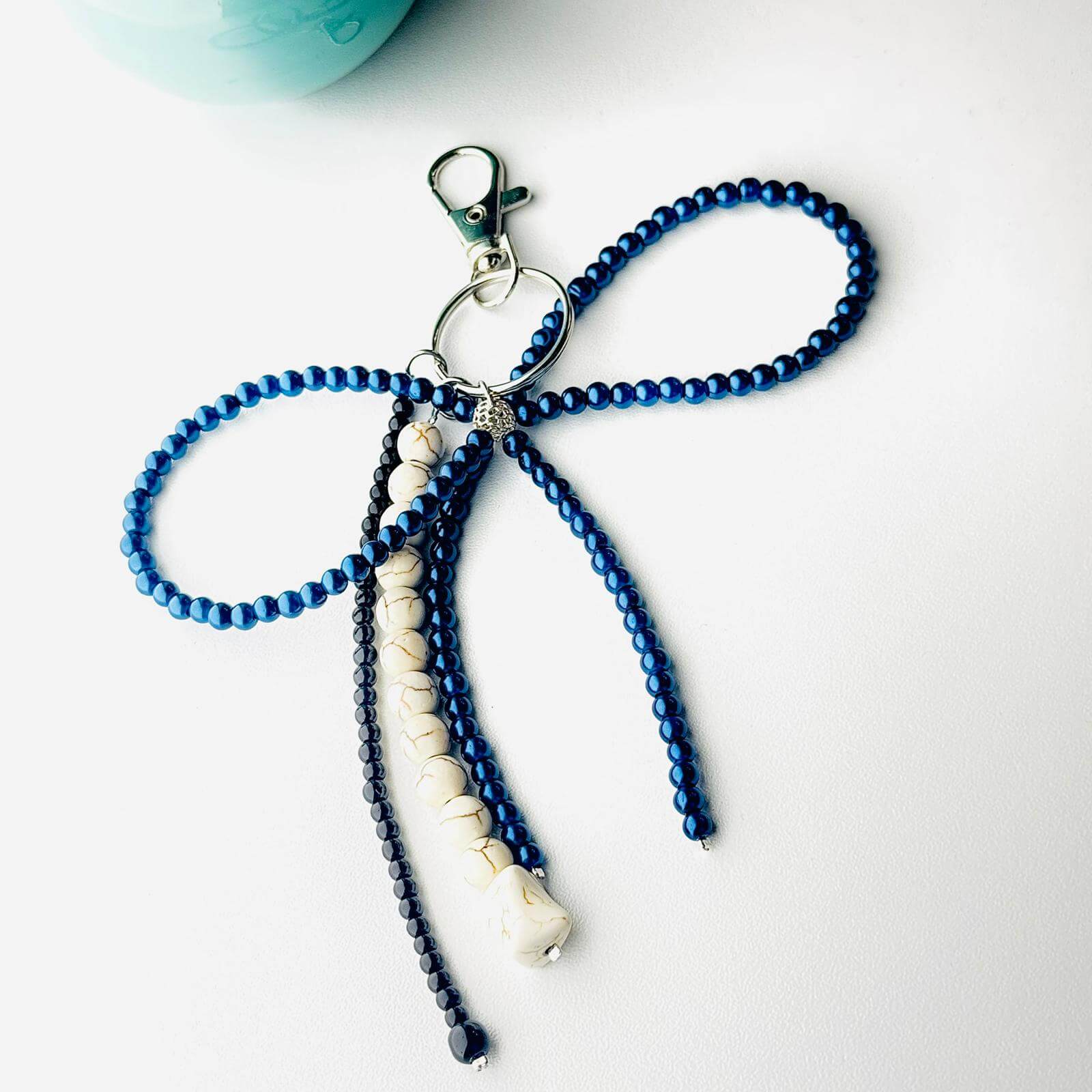 Breloc-handmade-albastru-fundita-–-perle-de-sticla-si-pietre-semipretioase-1