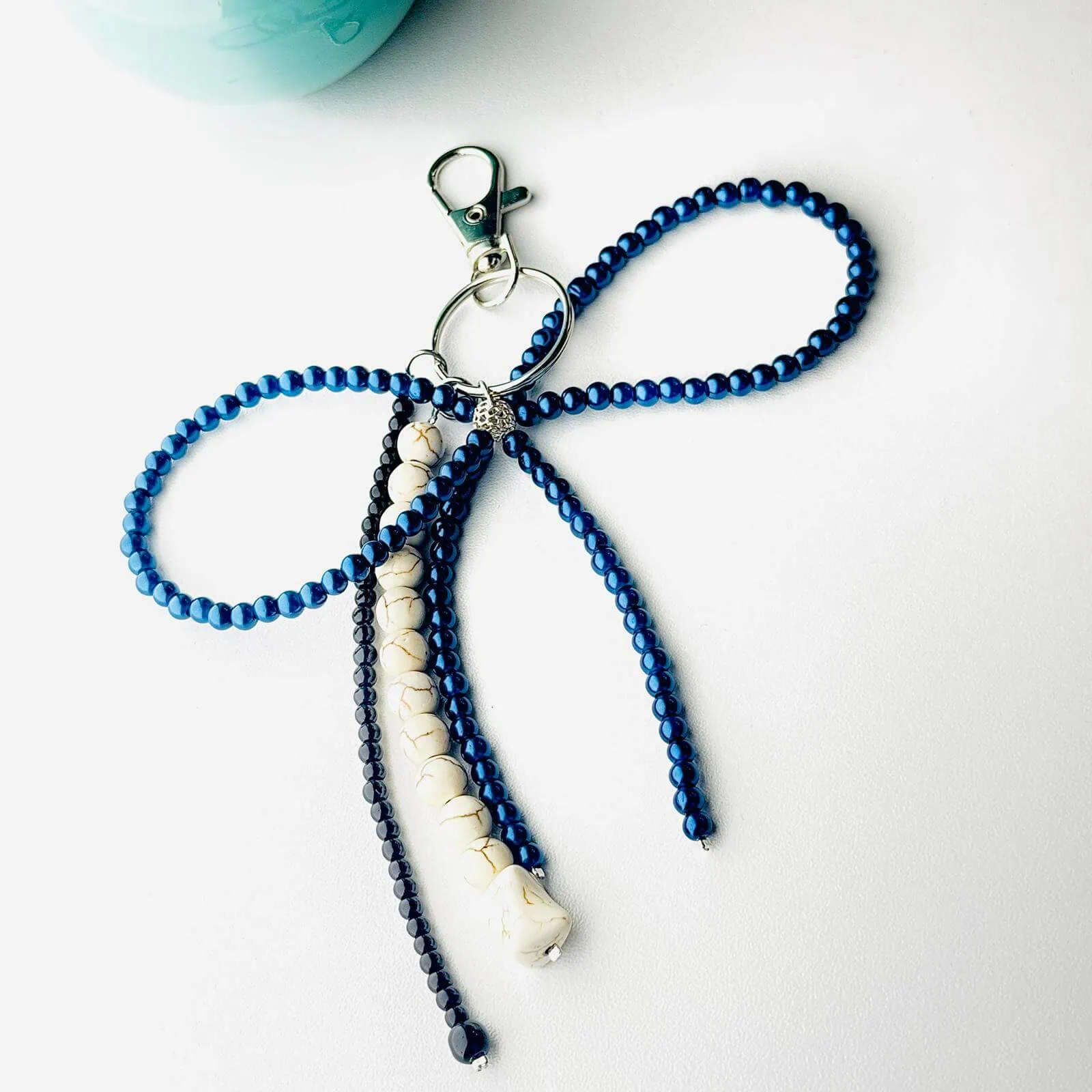 Breloc handmade albastru fundiță – perle de sticlă și pietre semiprețioase (1) Breloc-handmade-albastru-fundita-–-perle-de-sticla-si-pietre-semipretioase-1