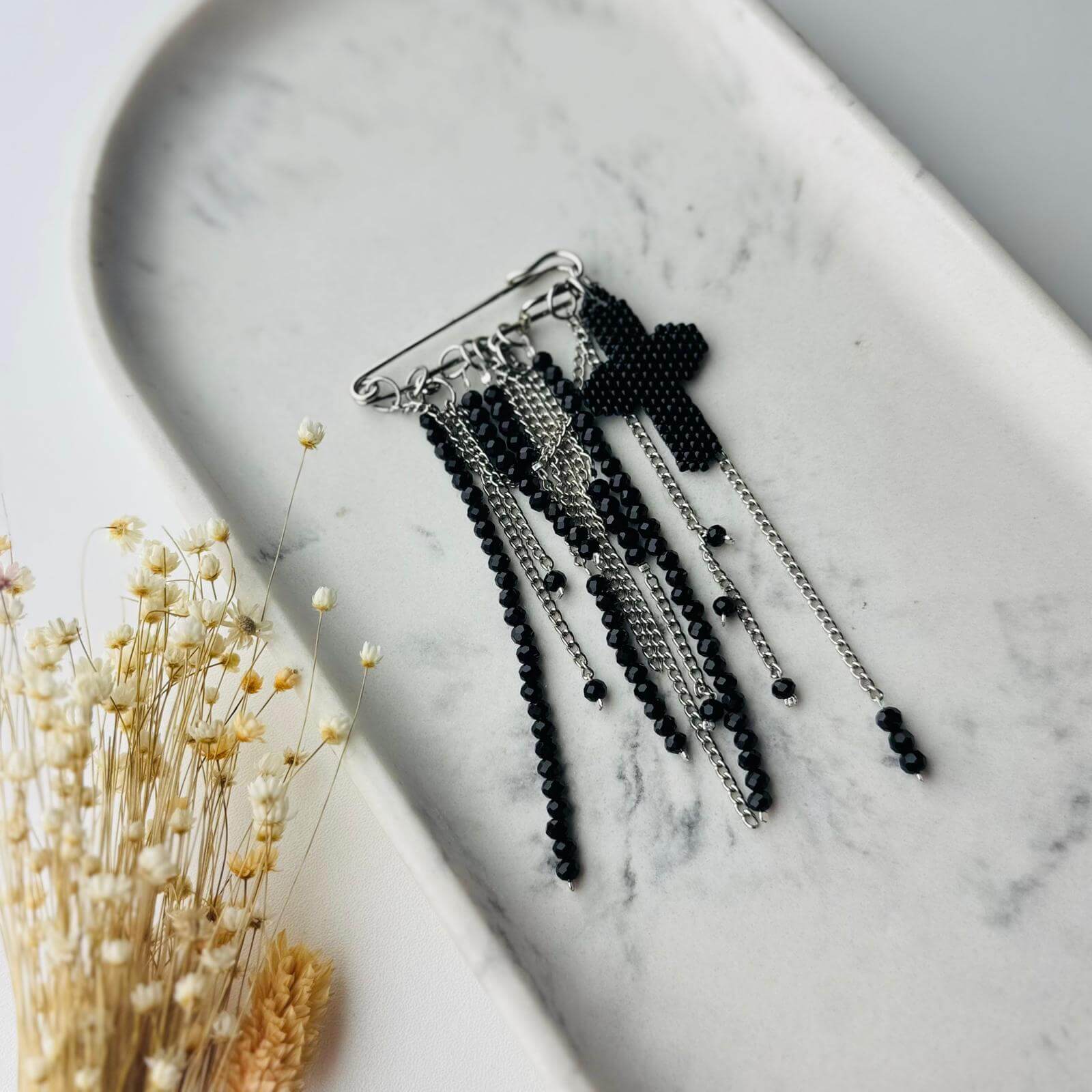 rosa-handmade-cruce-din-margele-Toho-cu-franjuri-si-lant-inox-1.