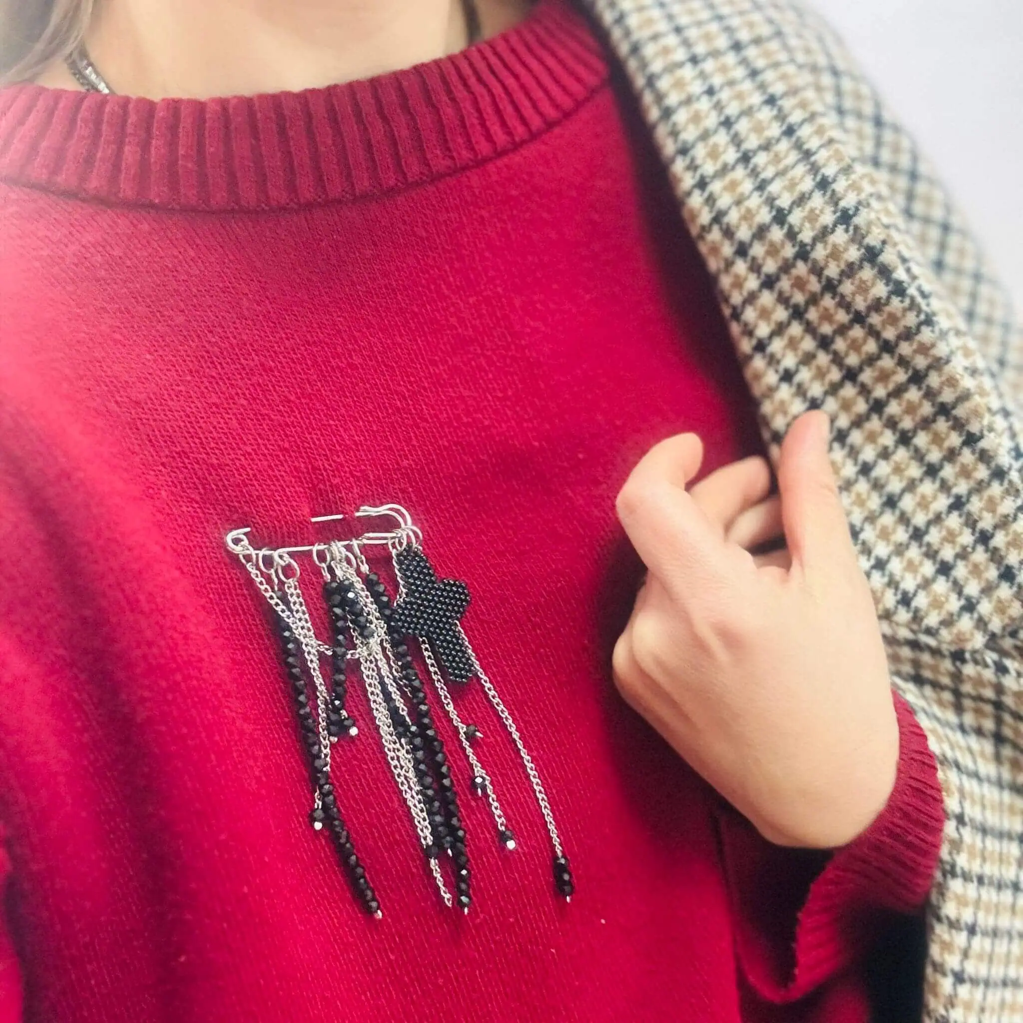 Broșă handmade cruce din mărgele Toho cu franjuri și lanț inox. (1) Brosa-handmade-cruce-din-margele-Toho-cu-franjuri-si-lant-inox.-1