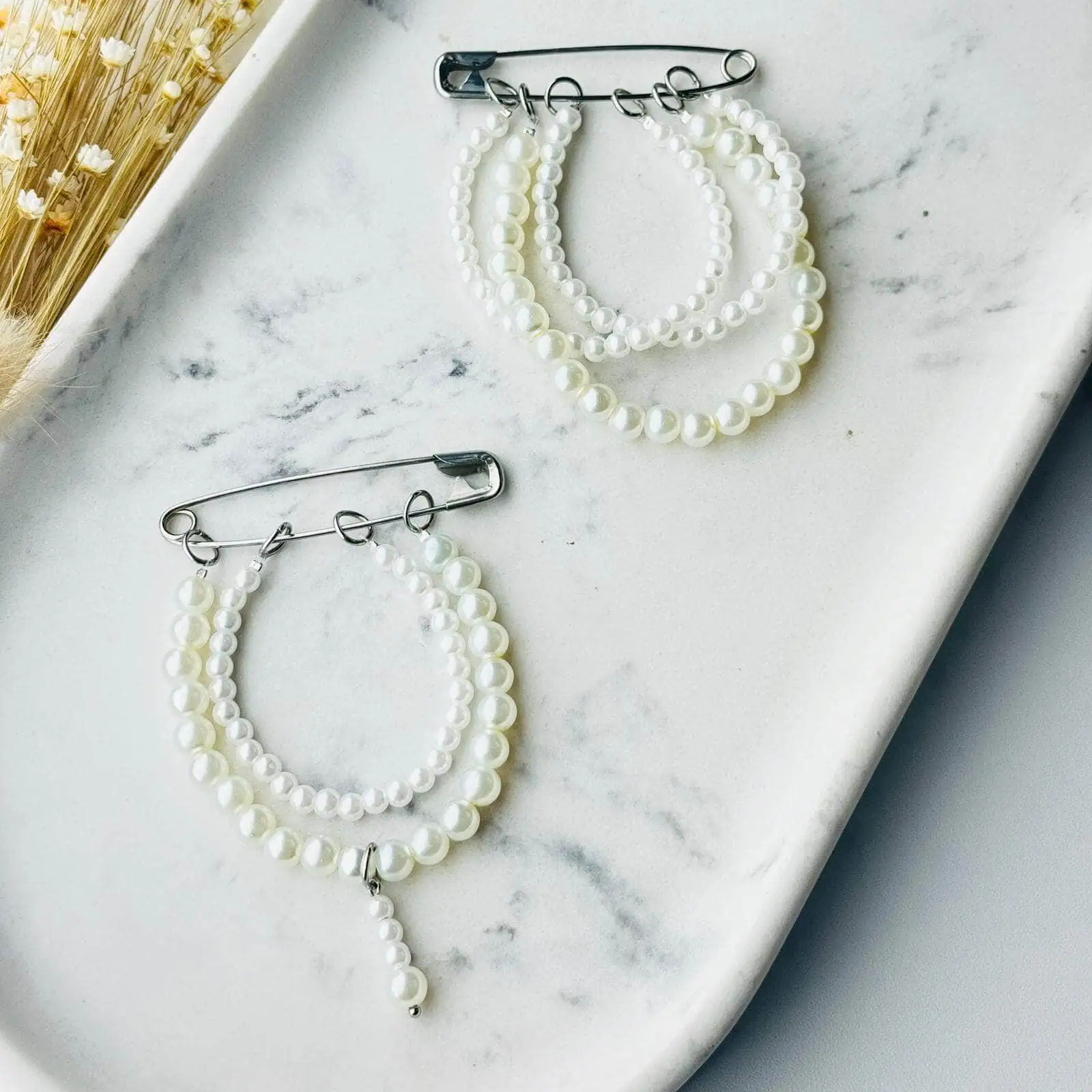 Set-2-Brose-Elegante-cu-Perle-din-Sticla-–-Accesorii-Rafinate-pentru-Rochii-Sacouri-1
