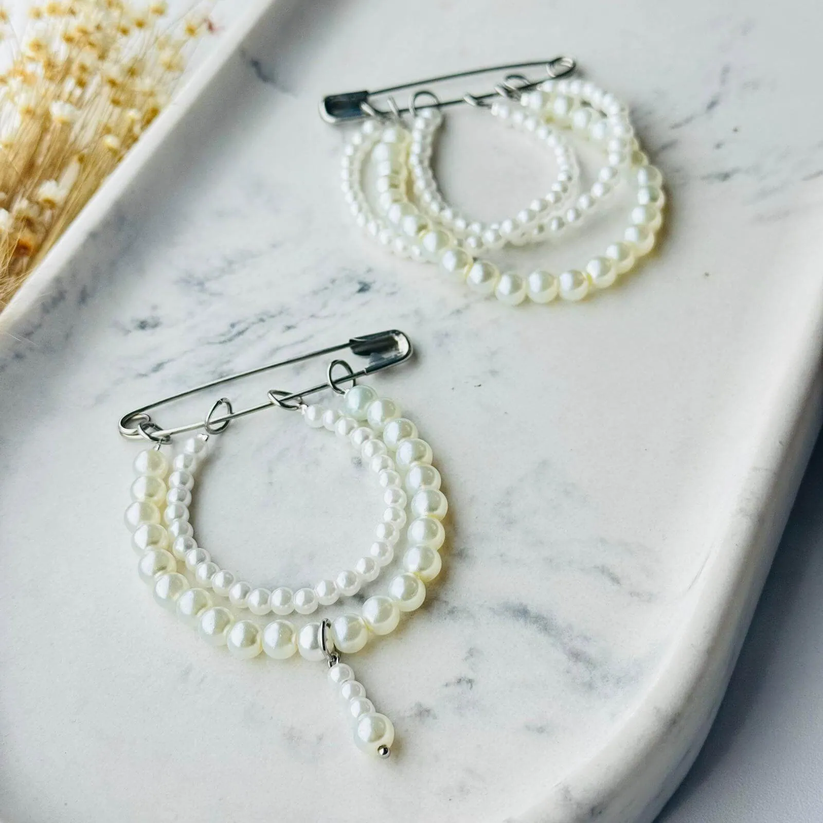 Set-2-Brose-Elegante-cu-Perle-din-Sticla-–-Accesorii-Rafinate-pentru-Rochii-Sacouri-si-Cadouri-Femei-1