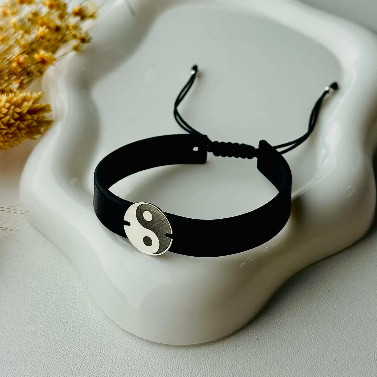 Bratara-din-Piele-Reglabila-cu-Banut-din-Argint-Yin-Yang-–-Echilibru-si-Stil-Modern-Unisex-1