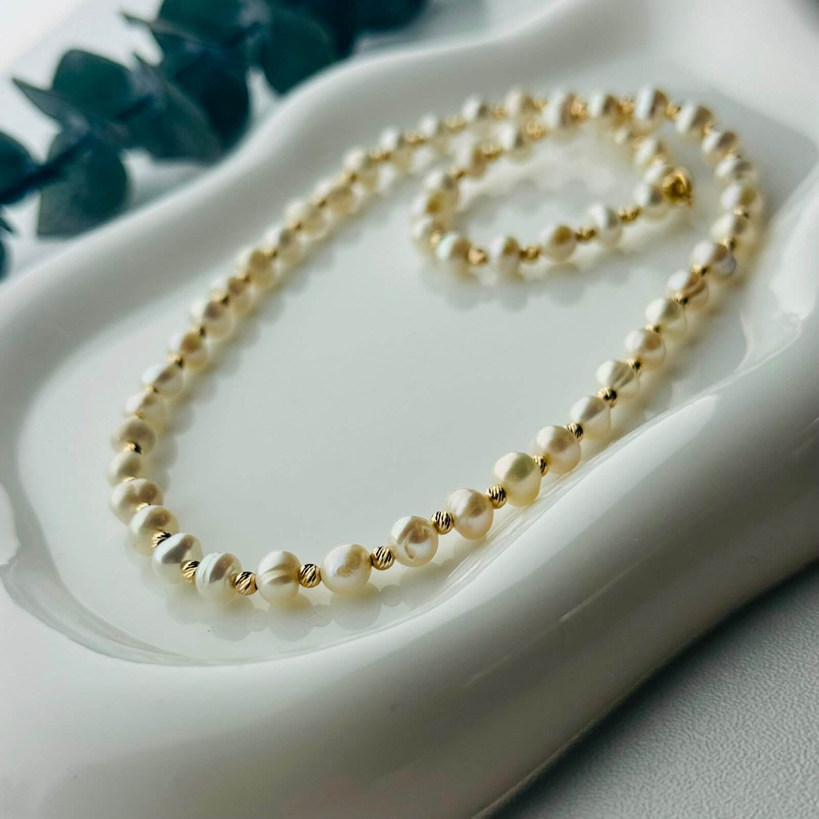 Colier-cu-Perle-de-Cultura-si-Bile-Striate-din-Aur-14K-–-Colier-Elegant-1