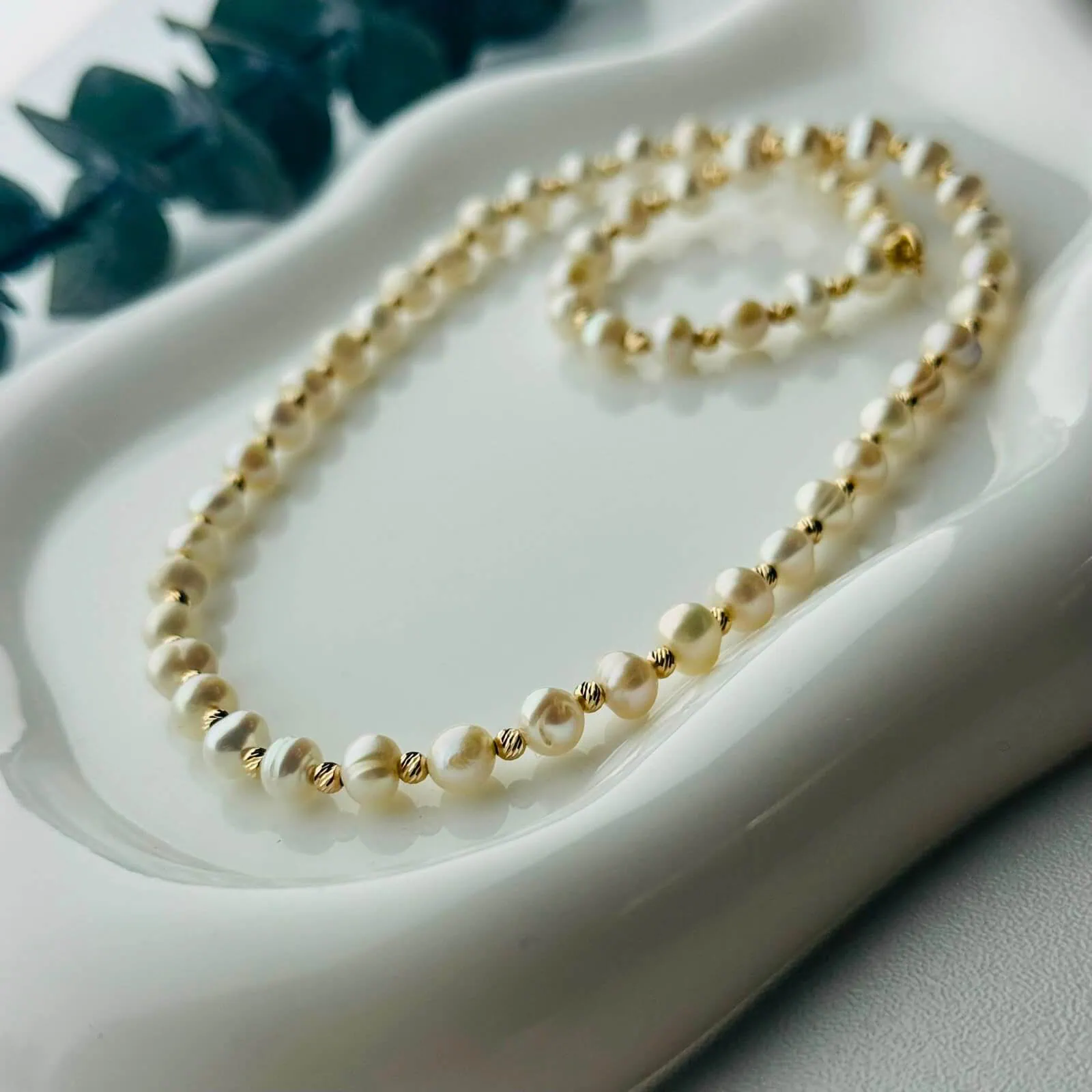 Colier-cu-Perle-de-Cultura-si-Bile-Striate-din-Aur-14K-–-Colier-Elegant-1
