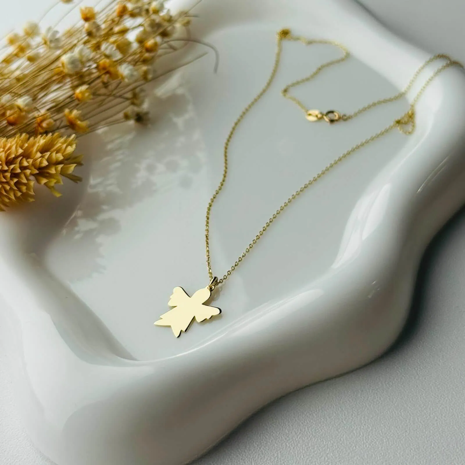 Lant-aur-14K-cu-pandantiv-Inger-–-Cadoul-perfect-cu-semnificatie-1